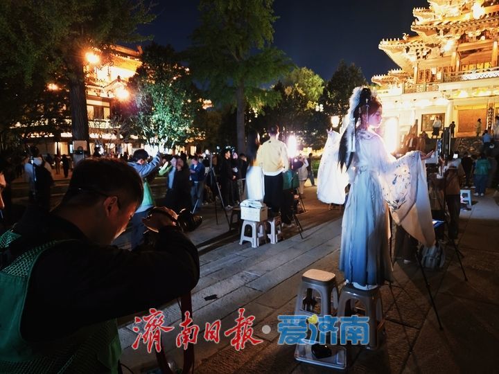 一年四季 泉在济南丨超然楼人气持续火爆 摄影商机悄然兴起 文旅新业态点亮泉城夜经济