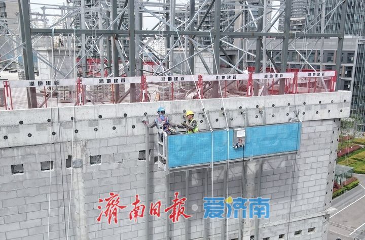 济南中央商务区艺术剧院项目开始外立面幕墙施工