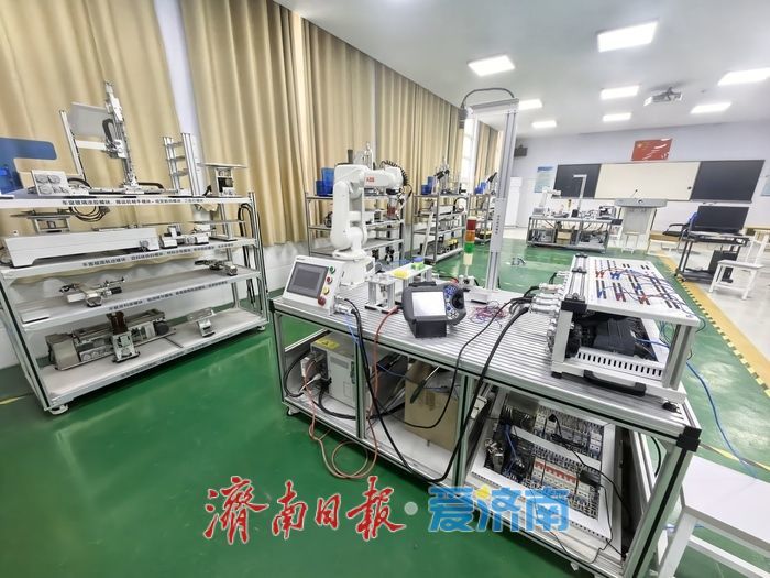 他的课堂，机器人“说了算”——济南新“机”遇系列报道之工业机器人教学场景篇