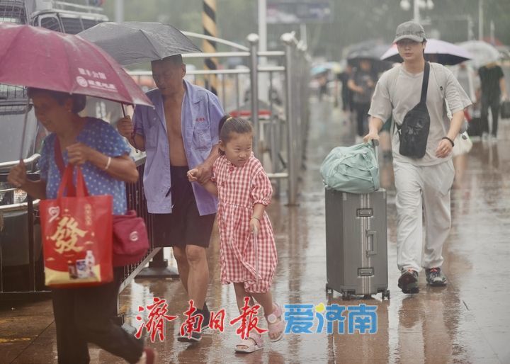 2025年铁路暑运雨中启动 济南站客流平稳 旅客有序踏上旅程