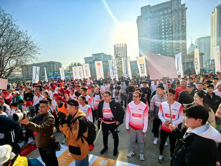 “中国体育彩票”2025全国新年登高健身大会济南分会场 暨泉城地标元旦垂直登高大奖赛火热开赛