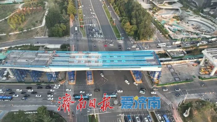 “长龙”初成！济南凤凰黄河大桥南延工程跨经十路钢箱梁顺利架设