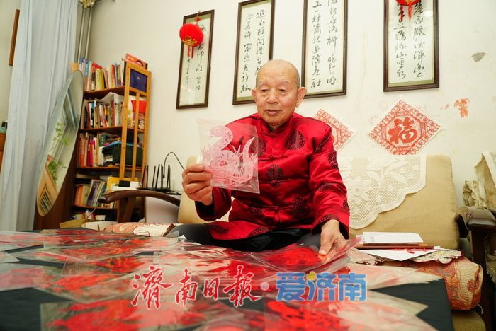 74岁手艺人匠心独运，创作260幅生肖蛇剪纸迎新春