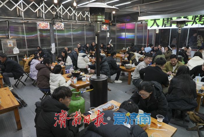 升腾的“烟火气”温暖了寒冬