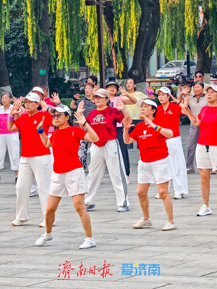 晨练图景绘就泉城宜居底色 大明湖畔尽显城市民生温度