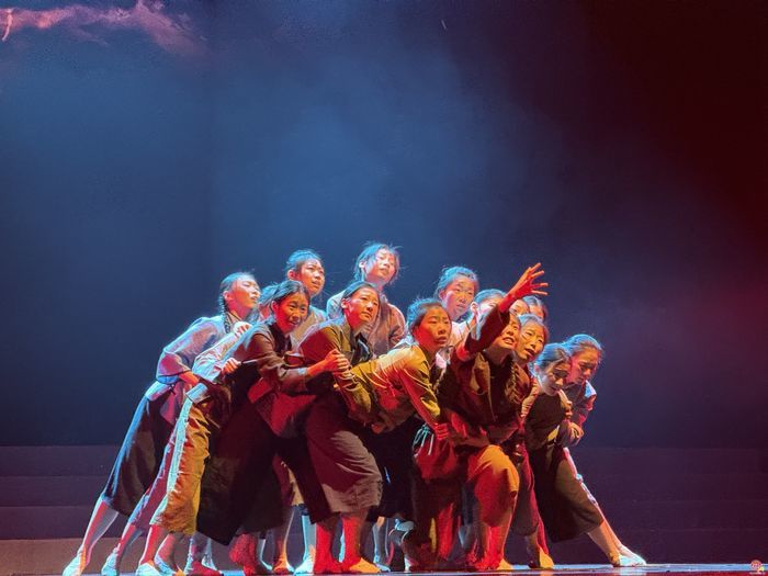 以艺术之力铸魂育人，爱国主义思政舞台剧《城·光》济南首演