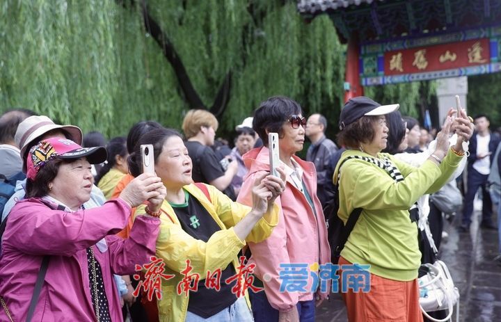 水位稳居29米以上，雨中赏“趵突腾空”