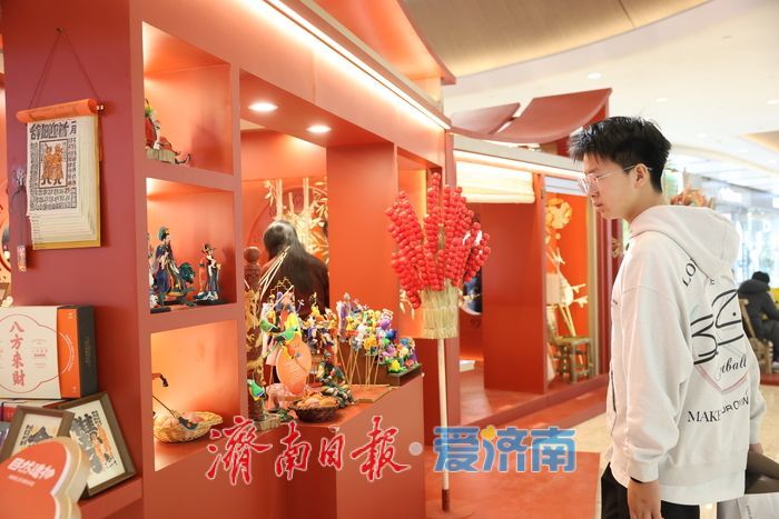 泉城年味气氛组已就位，是“蛇”候过年啦！