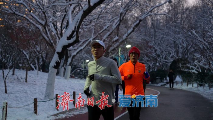 初雪勾勒“冰雪秘境” 泉城公园变身冬日热门打卡地