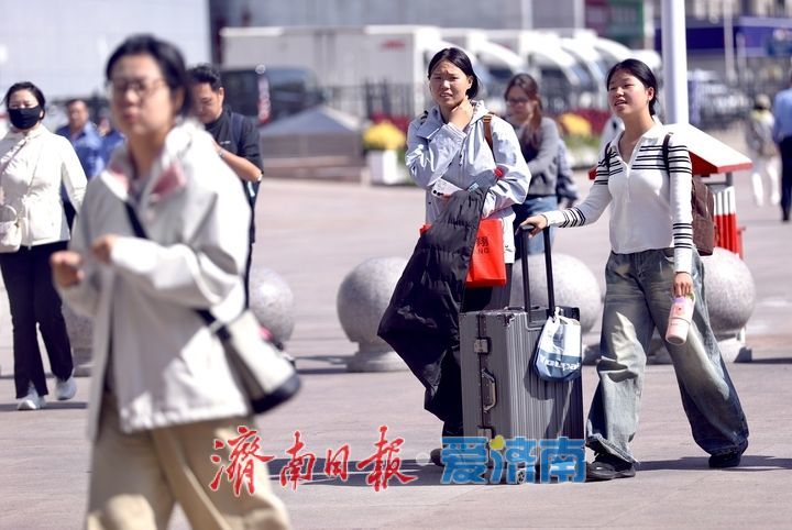 国庆假期尾声，济南火车站广场归客如织