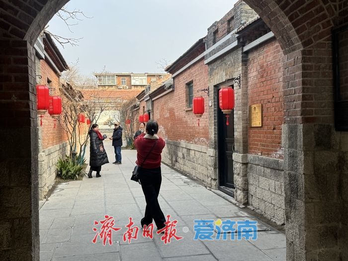 一年四季 泉在济南丨上新街挂灯笼贴海报 马年年味扑面来