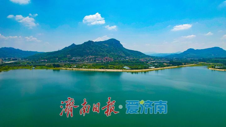 蓝天白云映碧水 卧虎山水库铺展夏日生态画卷