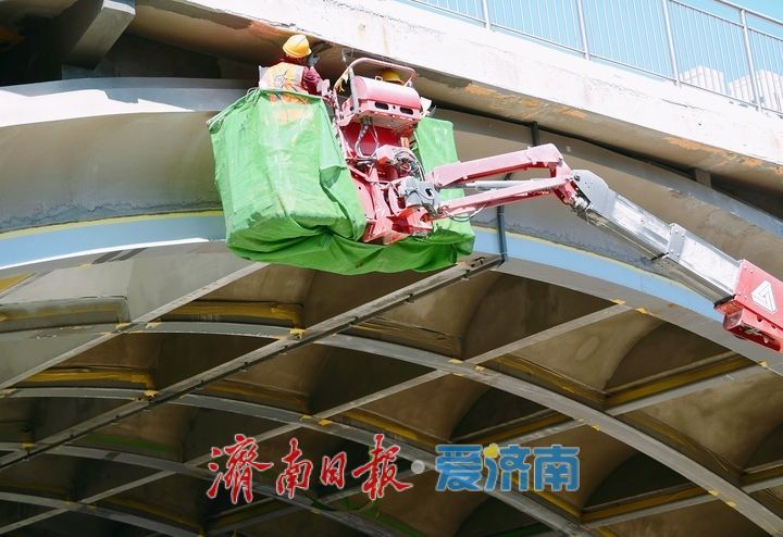 多处拱洞拆除脚手架，纬二路跨铁路天桥桥下空间提质工作加速推进