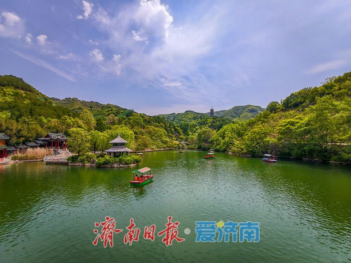 泛舟绚秋湖上，慢品泉城春日悠然