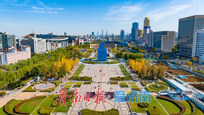 泉城广场泉标穿上“蓝色外衣”，月底维护完成