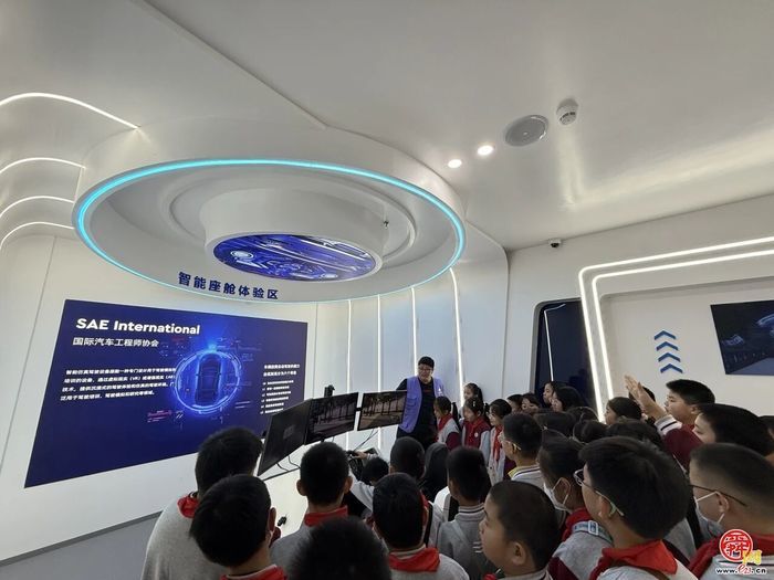 逸家学子探秘济南高新区人工智能教育示范中心