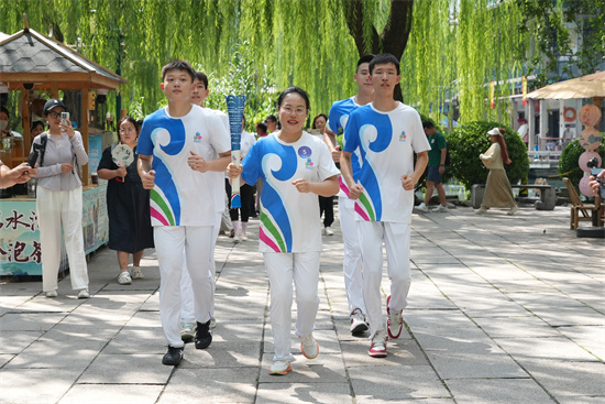 2025济南国际泉水节“泉炬”传递活动完美收官