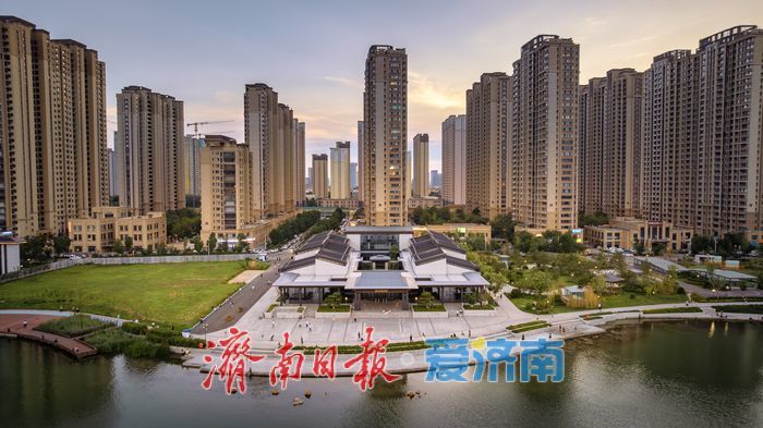 市民乐享“水岸清凉” 云锦湖公园绘就夏日生态画卷
