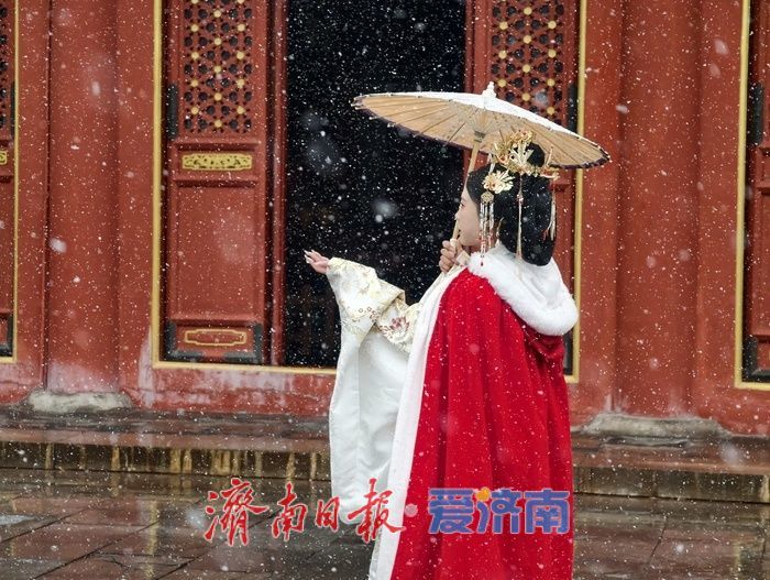 济南邂逅今冬初雪，府学文庙红墙映雪诗意浓