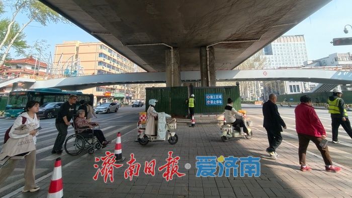百花公园东门人行过街天桥进入装饰施工阶段
