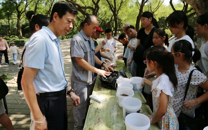 告别课本，融入自然！“第一书记”化身“自然向导”带娃打卡动物世界