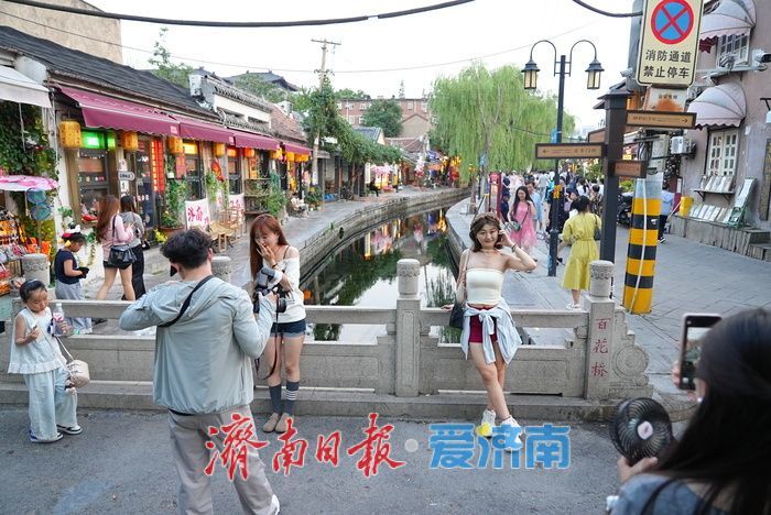 一年四季 泉在济南丨曲水亭街暮色如画 灯火阑珊引游人如织