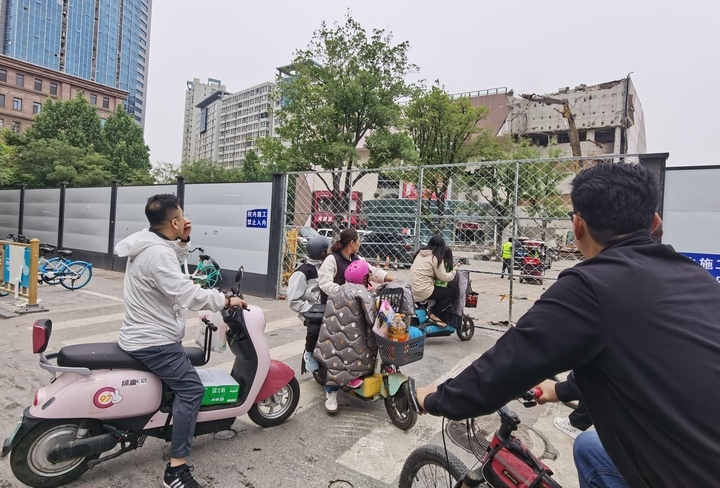 济南第一家大润发开始拆除作业