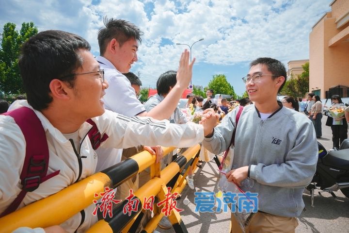 鲜花与拥抱，高考最后一天上演温馨时刻