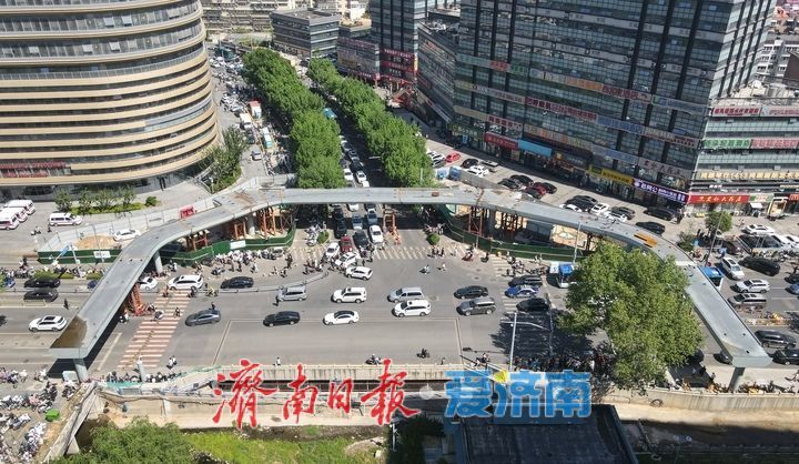 项目强省会｜济南首座倒“凹”字型过街天桥钢结构主体合龙