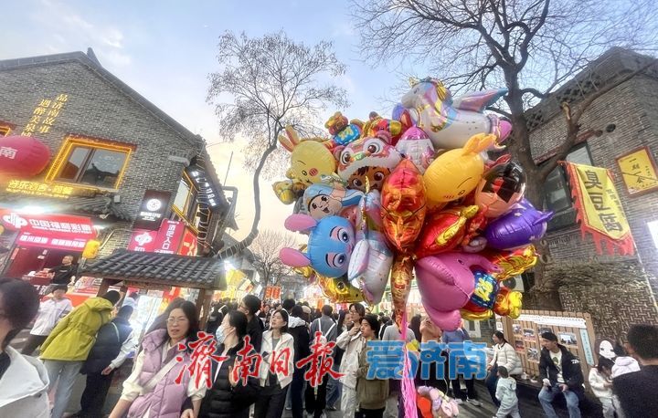 泉在济南过大年丨宽厚里春节夜：灯火璀璨，人潮涌动