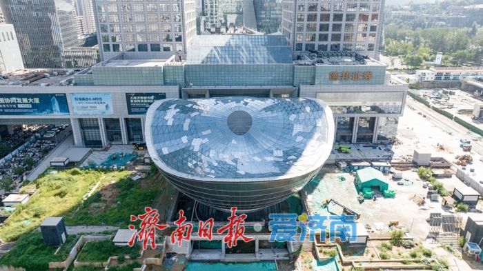 济南中央商务区新地标：“巨碗”建筑玻璃顶盖安装完成