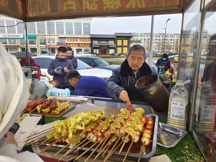 儿子去世，山东大叔外出摆摊卖糖葫芦养活一家，多方伸出援手，串起满城温情