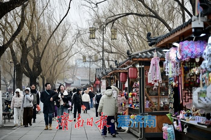 济南明府城年味浓 游客市民共迎新春