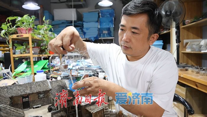 复刻《生万物》中“封二的家” “80后”雕塑师用微塑艺术唤醒乡愁