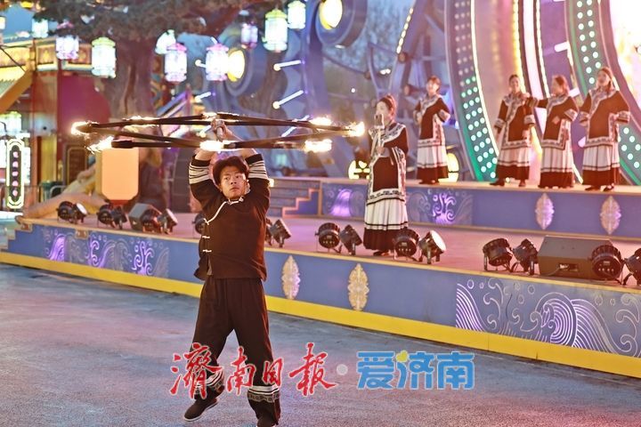 火舞耀夜空 沉浸式非遗喷火震撼上演