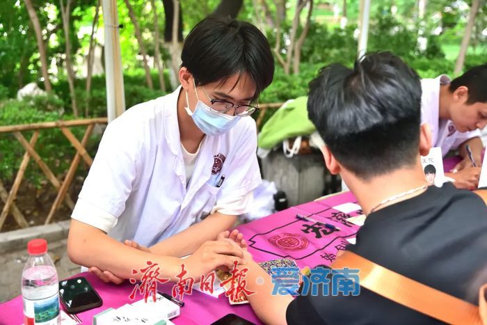 “龙潭纳福·泉享瑞阳”，在五龙潭解锁泉畔端午烟火与安康