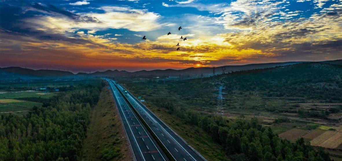 项目强省会丨积极实施“四改八”，济菏高速改扩建年底前实现双向通车