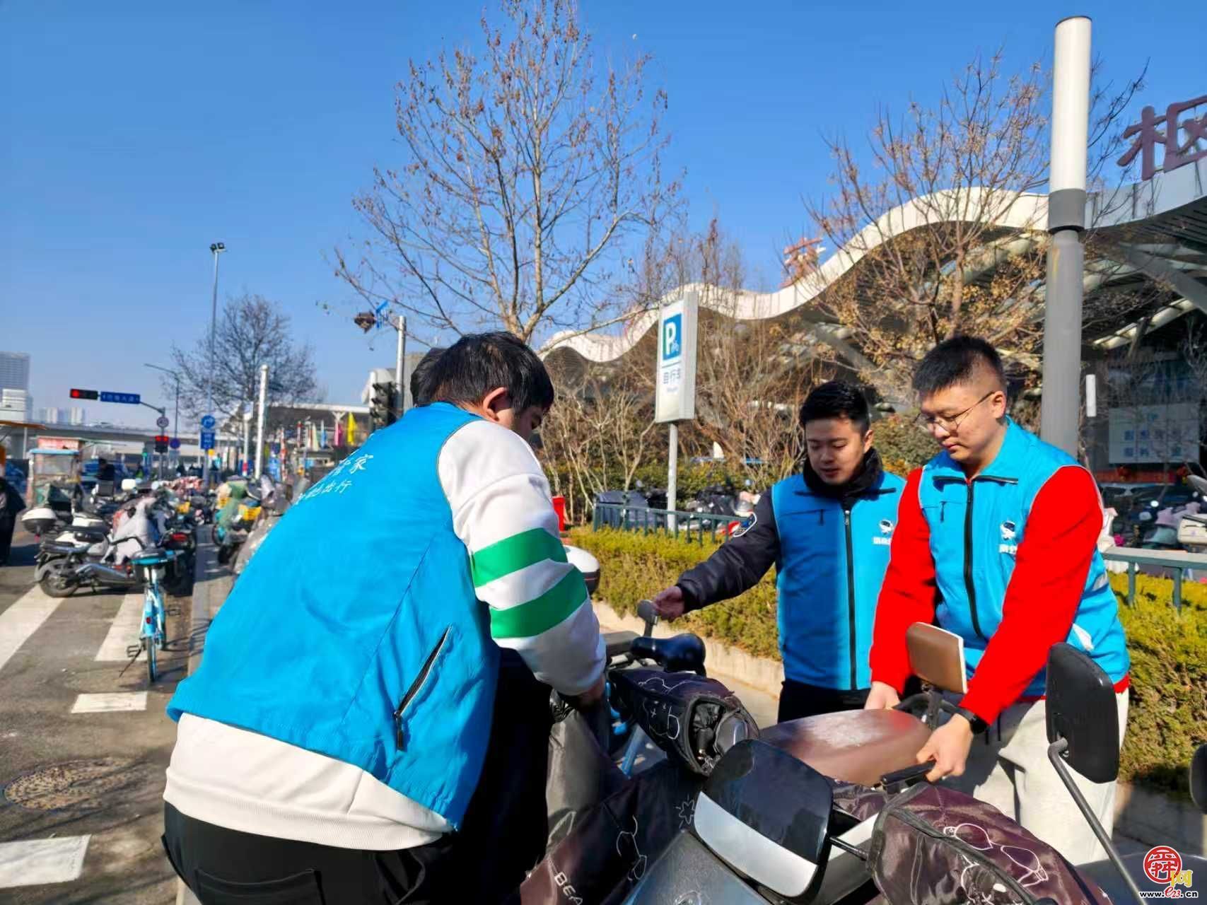 新春走基层｜节日我在岗：春节里的“暖心引路人” ——全国交通运输系统劳动模范吕鑫