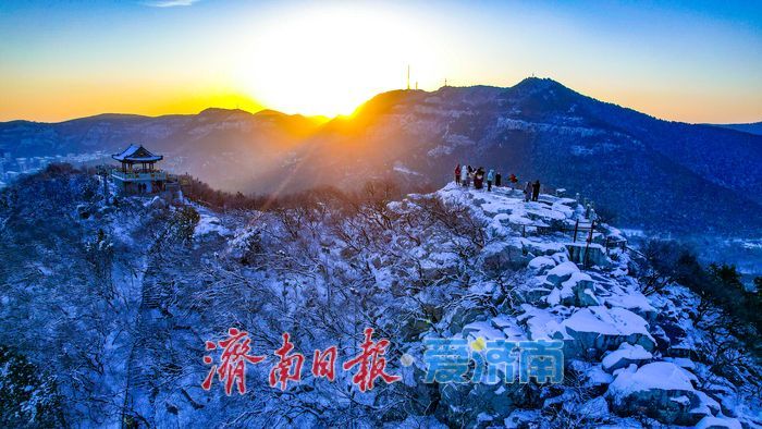 银装千佛山，日出绘金卷