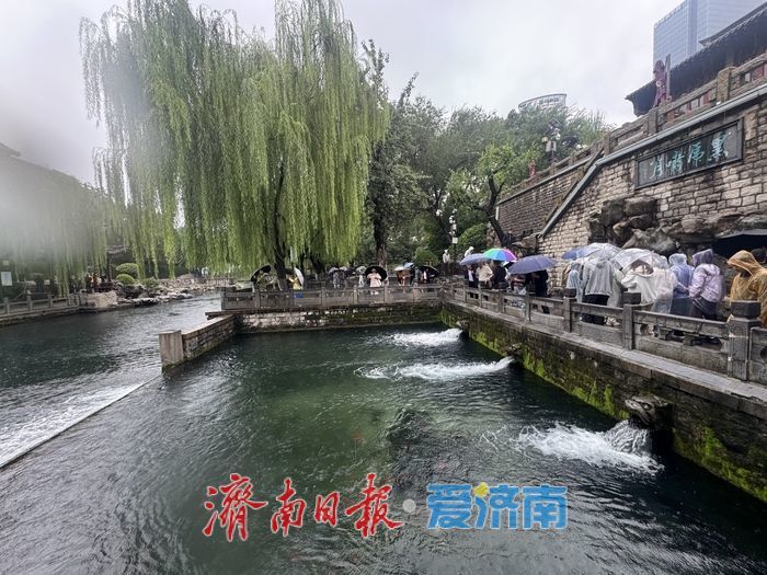 黑虎泉水位达29.30米创新高，三虎头“霸气”喷涌引众人打卡