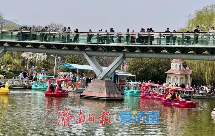 泉城回暖 市民泛舟赏春