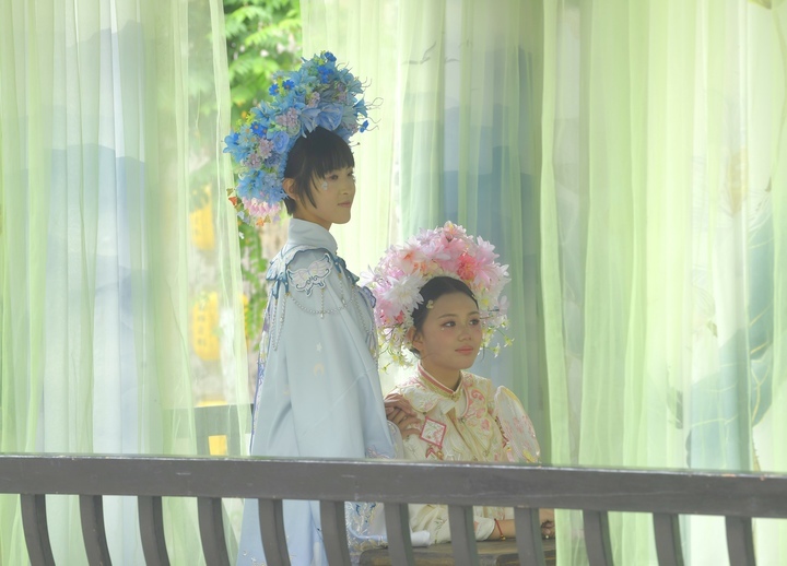 “泉”在济南过五一｜与济南古韵适配度极高，“簪花汉服”火爆泉城