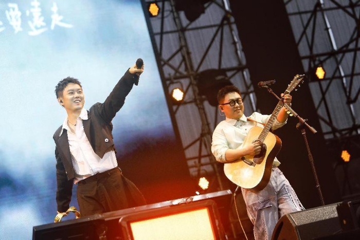 济南方特情歌告白夜浪漫开启，超长营业至24:00