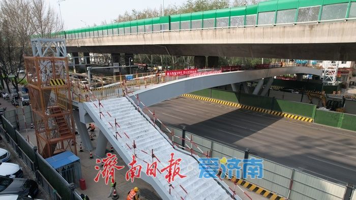 百花公园东门人行过街天桥进入装饰施工阶段