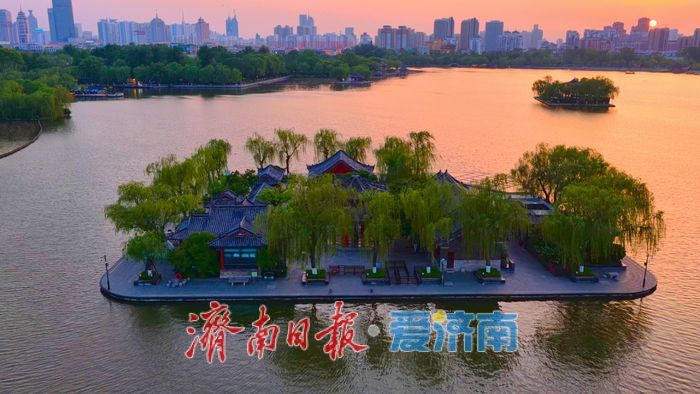 明湖暮色醉游人