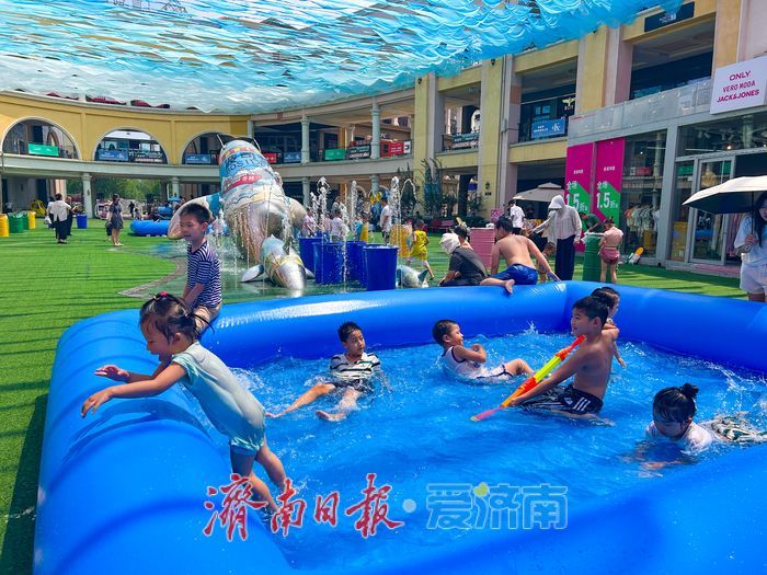 首创奥特莱斯“浇个朋友” 消夏泼水节欢乐开启，亲子共度清凉夏日