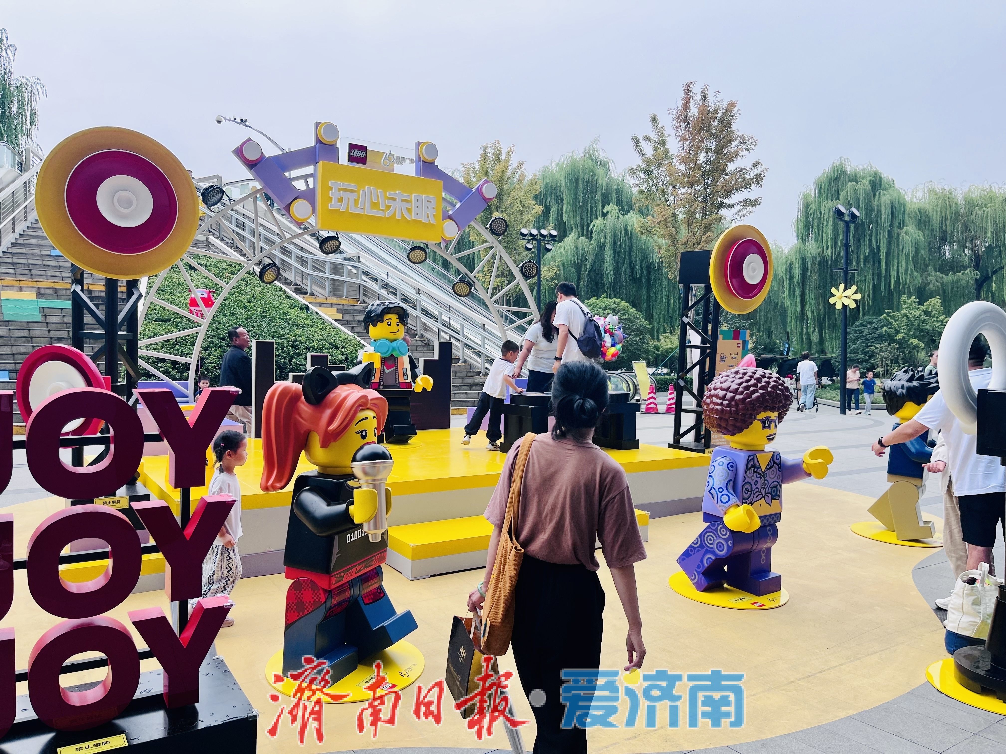 济南商场“造景”引流，乐高、洛天依等热门IP首展带来打卡潮