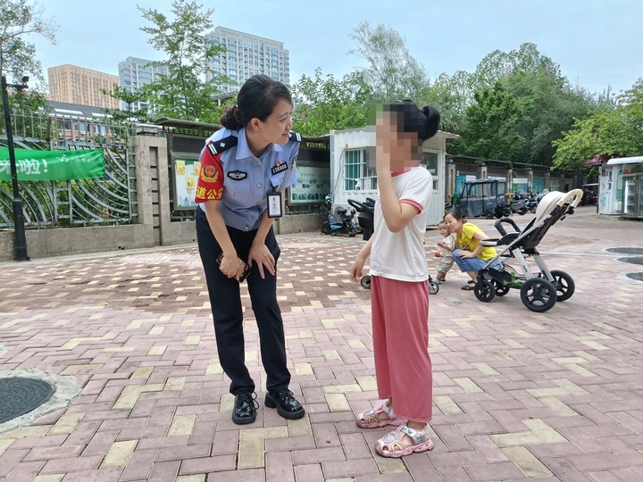 济南一女童早高峰地铁站险走失，执勤民警驾车上街“碰”线索