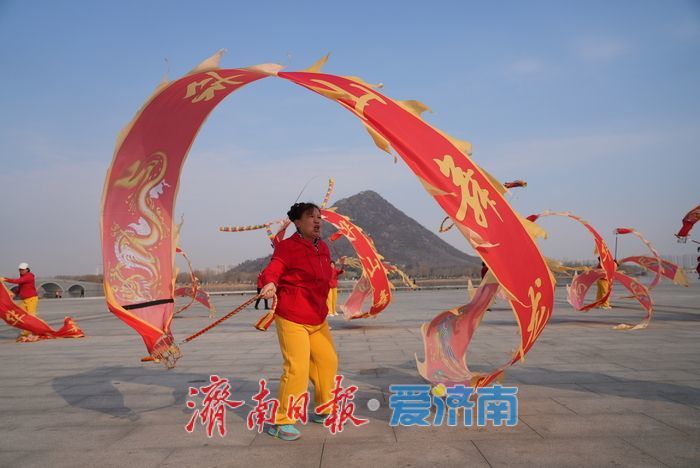 华山历史文化湿地公园 “健身龙”舞动春天活力