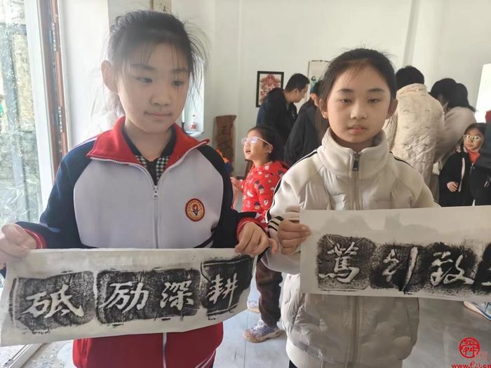 济南市莱芜第二实验小学三（13）中队开展非遗文化拓字主题活动
